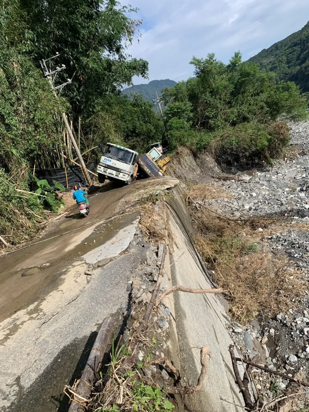 道路預計下午下班前應可搶通。(圖/中天新聞)