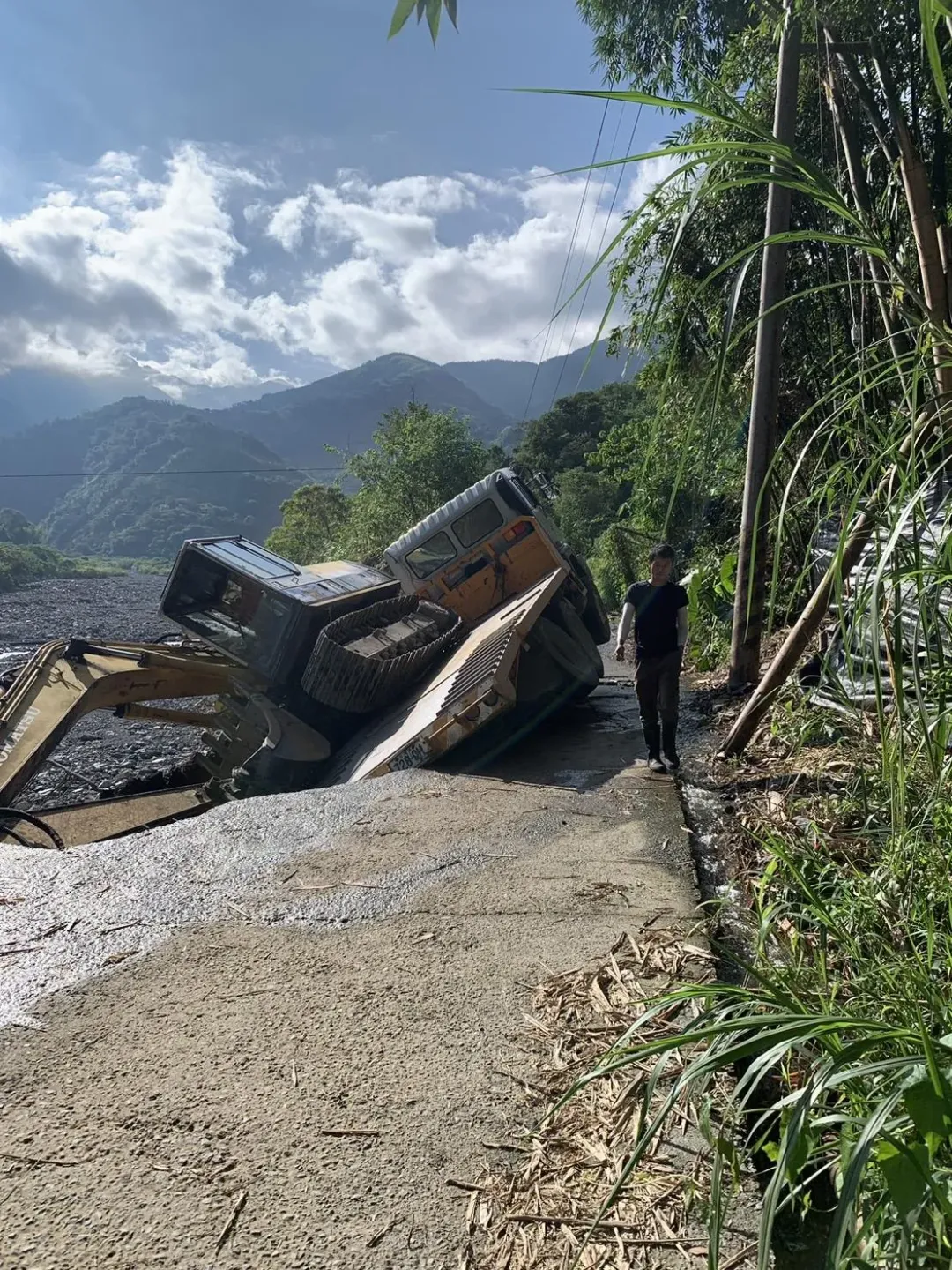 目前已派員回填整理道路,並請吊車吊離受困機具、車輛,最後再搶修道路。(圖/中天新聞)