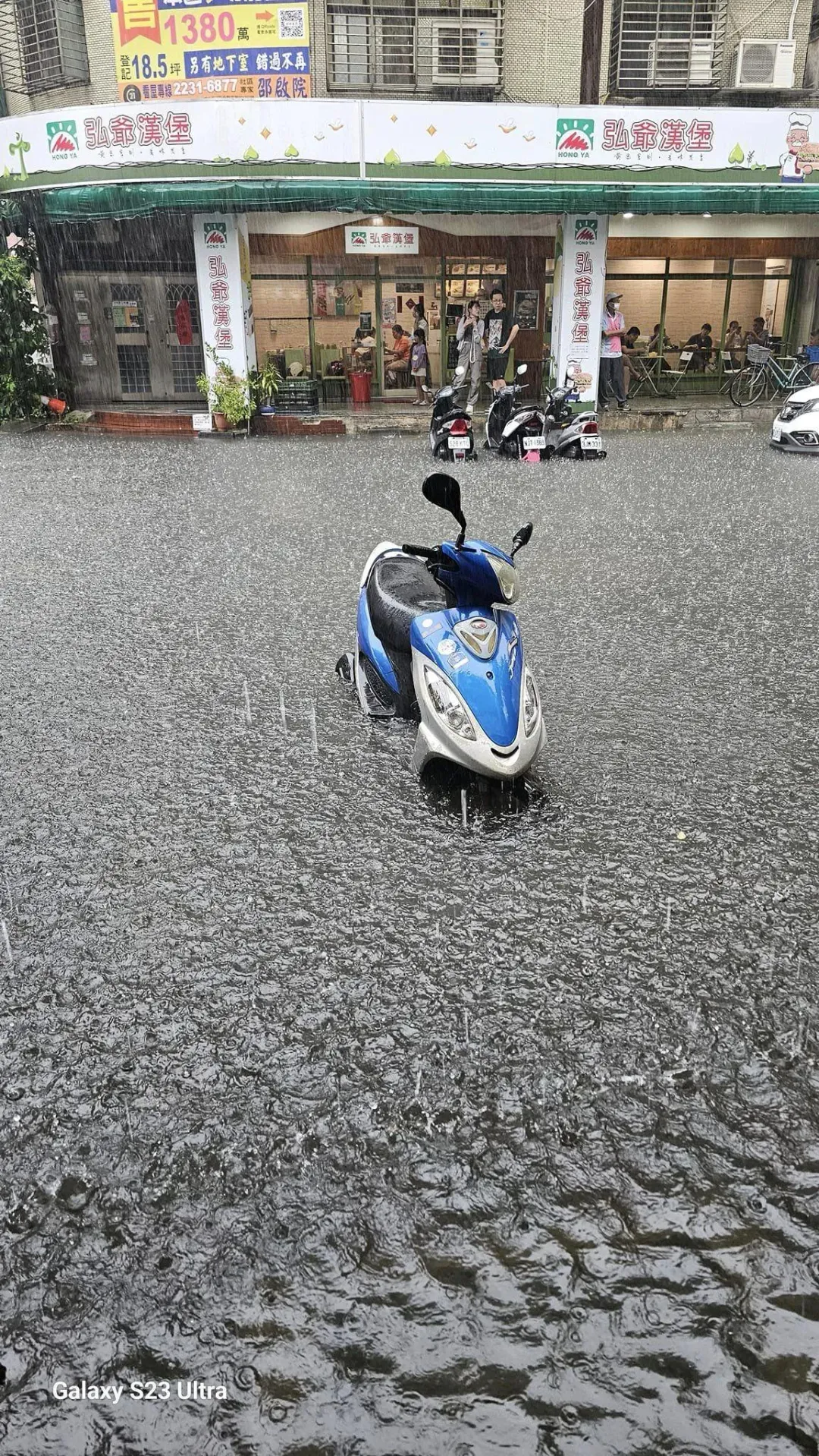 部分停在路邊的機車,至少半個輪胎都在水裡。(圖/翻攝自我是永和人)