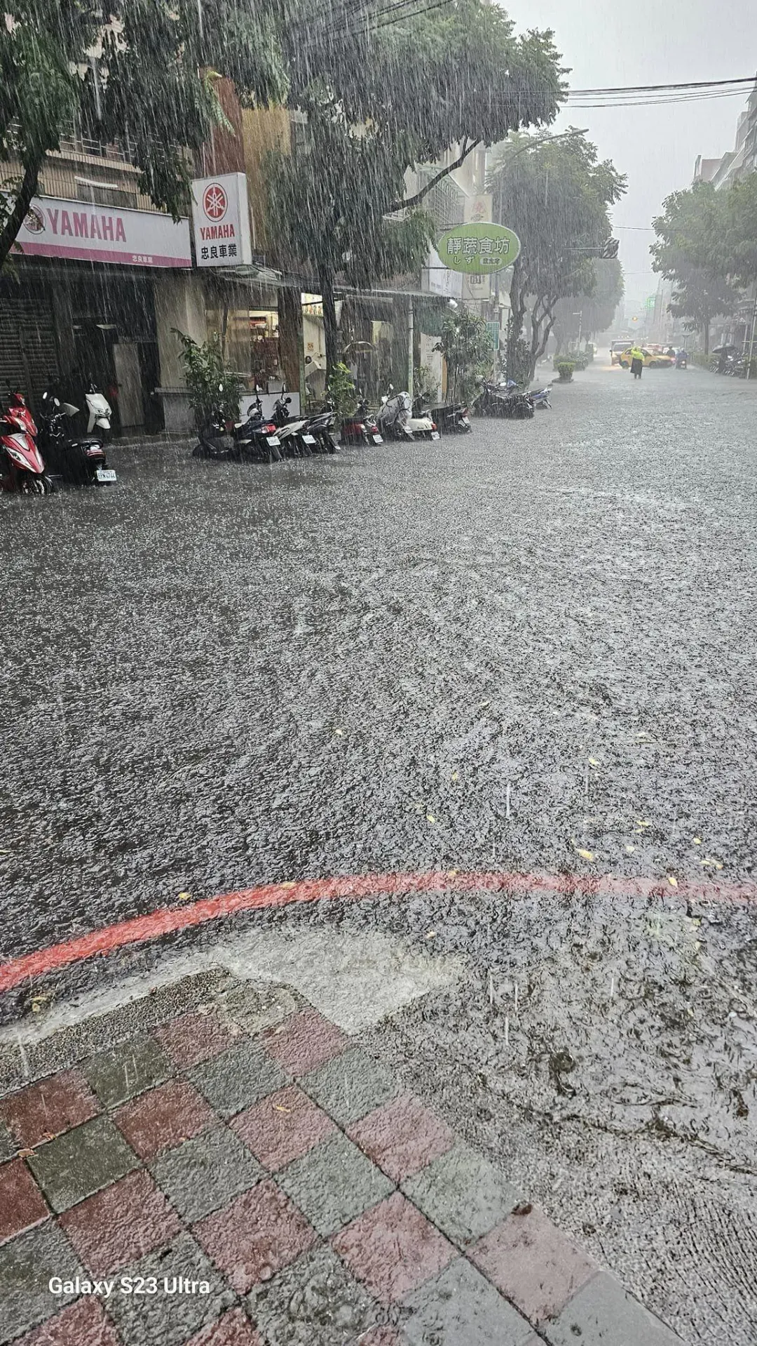 有民眾穿著雨衣走在水中,就連救護車、消防車也都出動。(圖/翻攝自我是永和人)