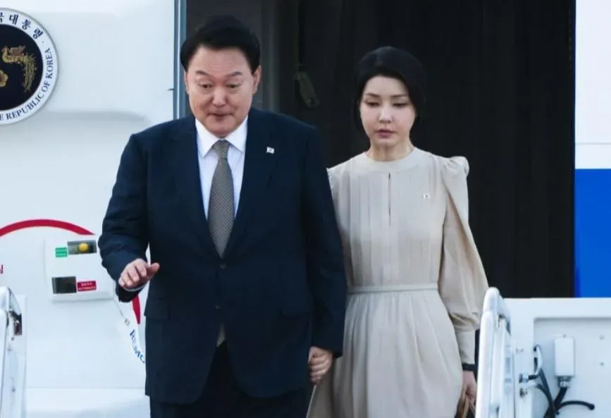 負責調查金建希(右)案子的高級官員被發現身亡。(圖/美聯社)