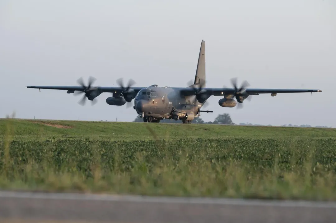 AC-130J砲艇機降落在高速公路戰備道。(圖/美國空軍)