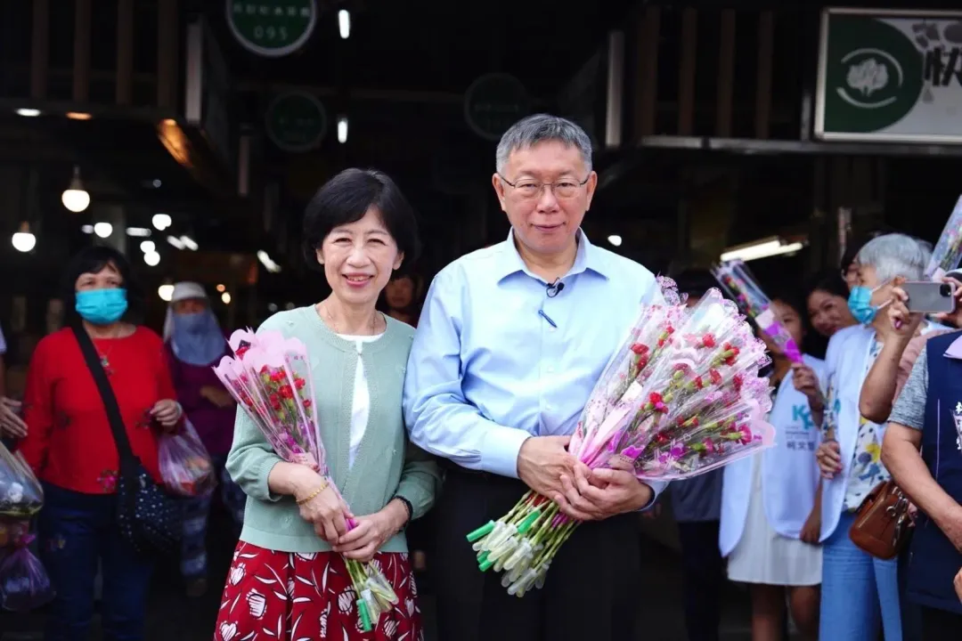 柯文哲(右)近日陷入假帳風波,妻子陳佩琪(左)也被爆違法以兒子名義設立公司。(圖取自陳佩琪臉書)