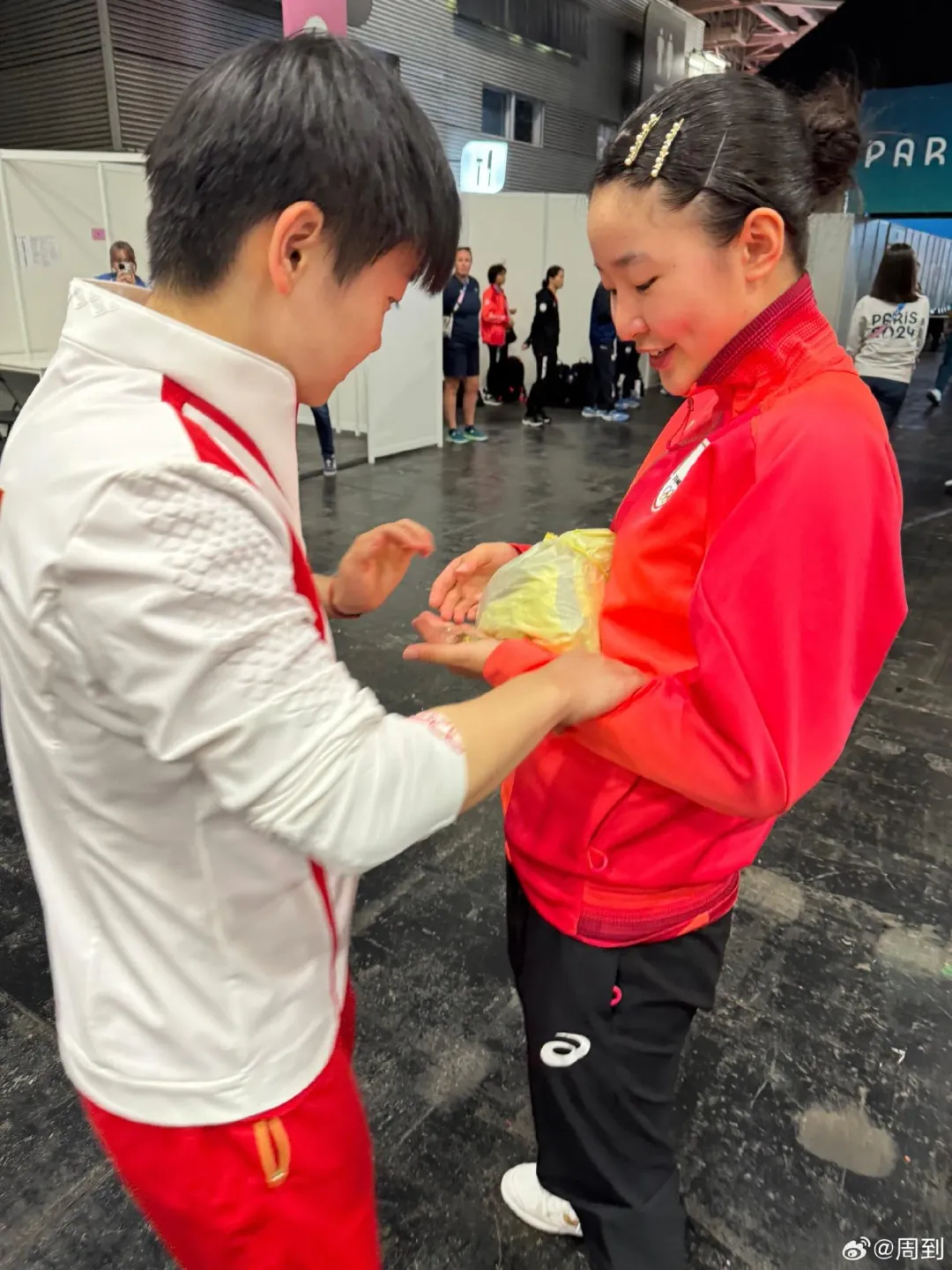 孫穎莎在比賽結束後安慰傷心的張本美和。(圖/微博)