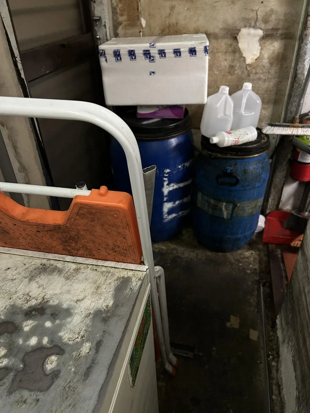 店內環境骯髒。（圖／翻攝自新竹爆料公社）