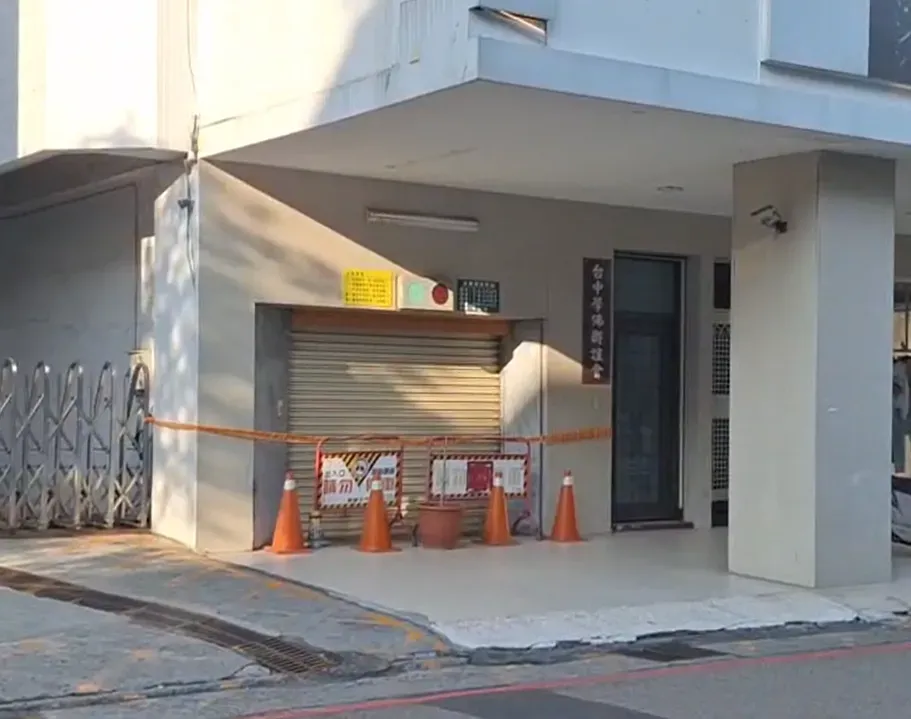 事發大樓現場已由警方拉起封鎖線，避免有人車進入再發生意外。（圖／中天新聞）