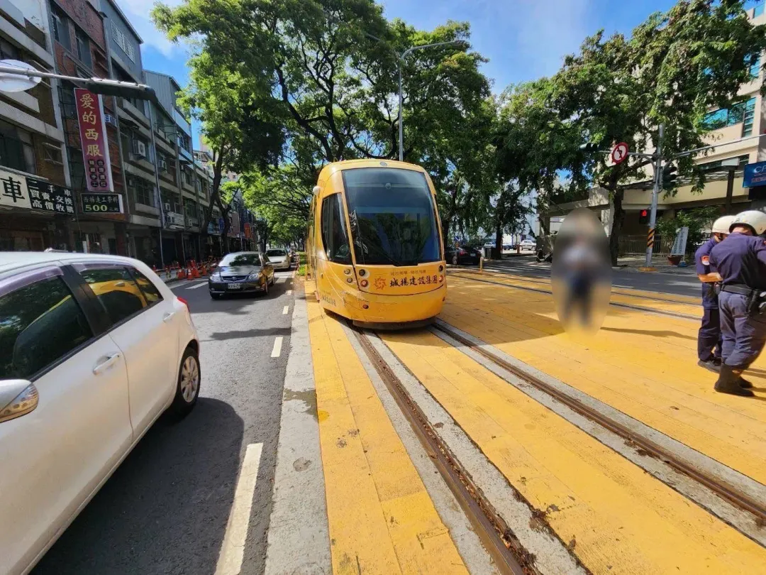輕軌列車遇事故後停在路邊。(圖/翻攝畫面)