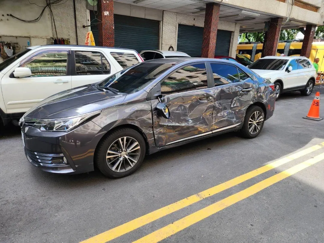 66歲林姓男駕駛開著轎車違規左轉,導致與高雄輕軌列車發生碰撞。(圖/翻攝畫面)
