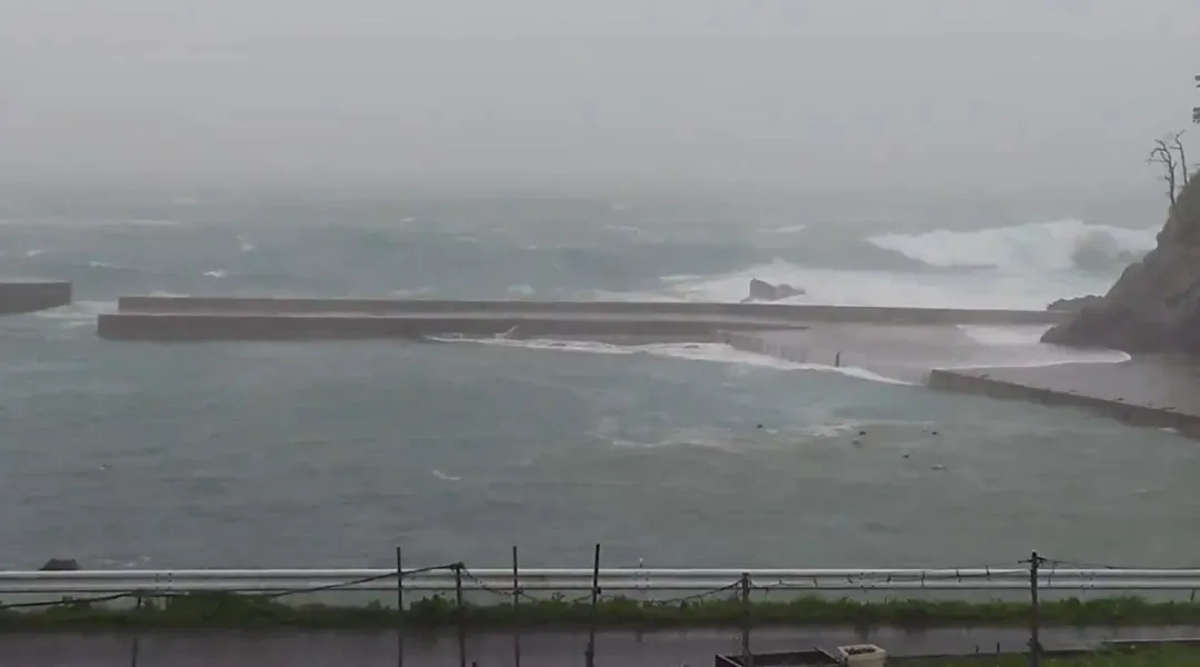 瑪莉亞颱風登陸後，岩手縣海邊出現高浪。（圖／翻攝X）