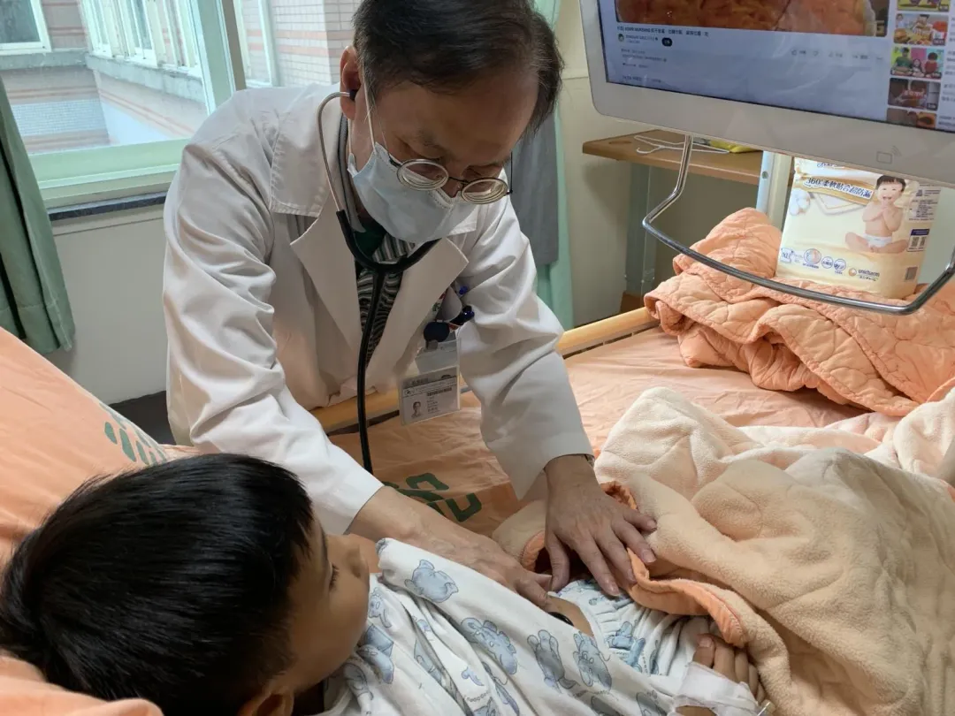 一名男童因感染腸病毒,全身長滿紅疹,讓爸爸十分心疼。(圖/門諾醫院提供)