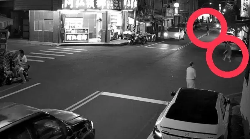 鈔票散落一地，幸民眾拾金不昧，交付警方。（圖／翻攝畫面）