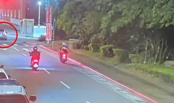 林男駕駛自小客車闖燈紅造成車禍事故發生。(圖/翻攝畫面)