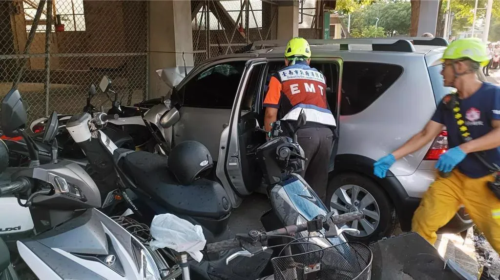 54歲成大林姓女職員疑因癲癇發作駕車失控，高速連撞7車，導致1死4傷，對此，魏國珍猜測，女職員當下應該已喪失神志、無法控制自己，才會釀成此次大車禍。（圖／資料庫）