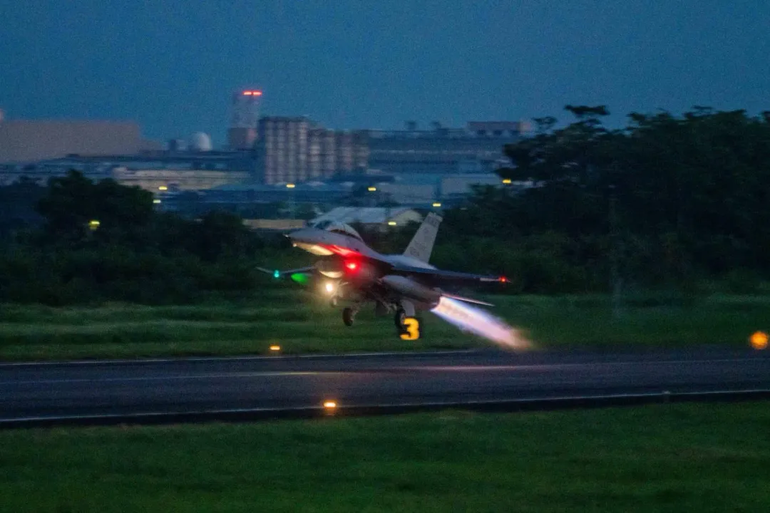 戰機起飛迎接選手。（圖／國防部）
