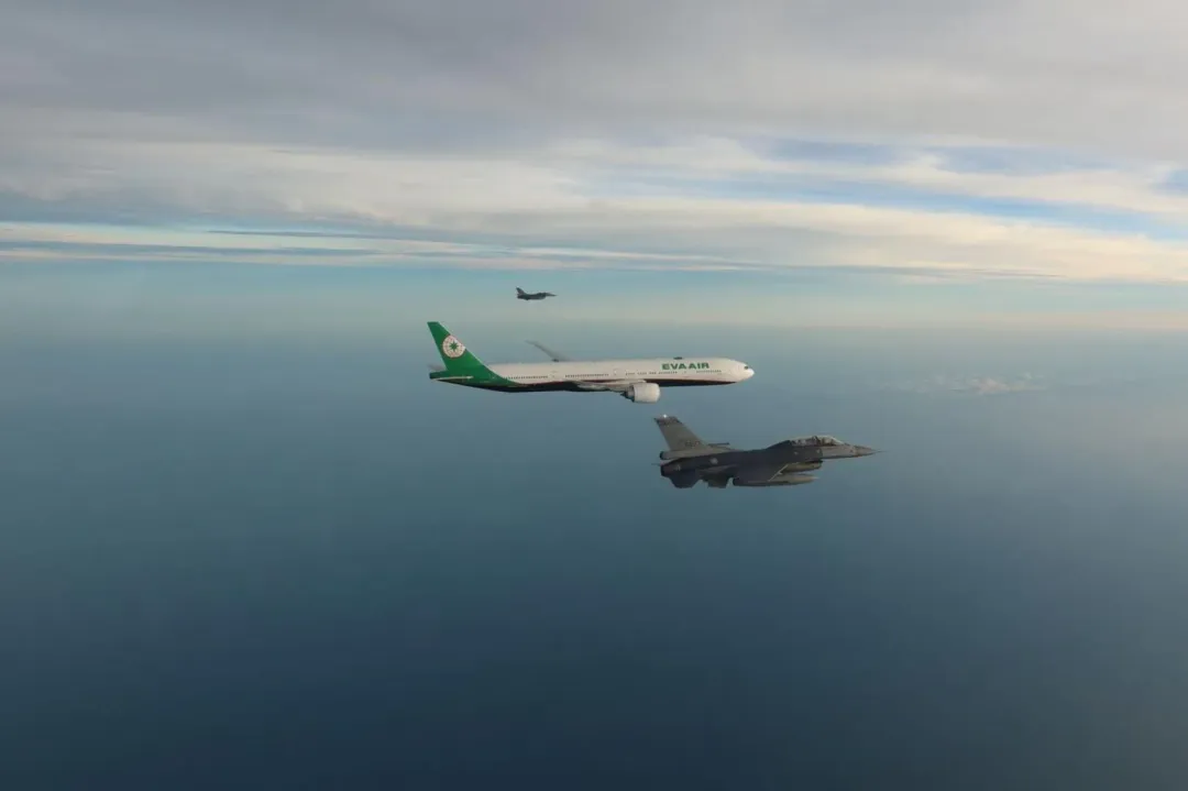 第4聯隊F-16BM戰機伴飛奧運代表團長榮班機。(圖/中華民國空軍)