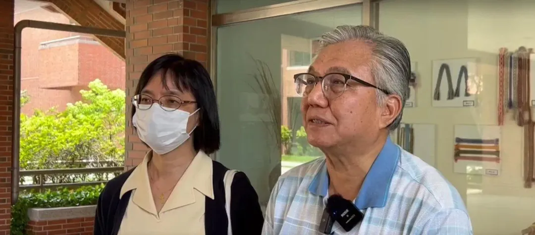 成大副校長兼發言人李俊璋（右）表示，林女向校方表示係癲癇發作肇事，林女右大腿骨折已開刀住院，對於發生此事林女心情十分低落，成大在道德上也向死傷者及家屬致慰問之意。(圖／翻攝畫面)