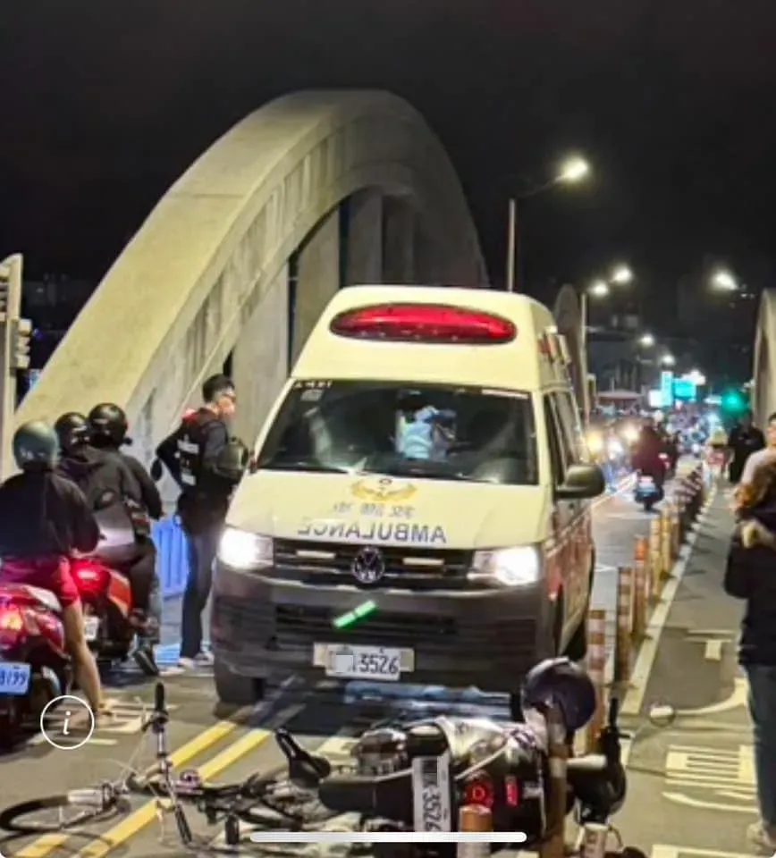 另外一名網友也分享在車禍現場看到救護車與機車同車牌。（圖／路上觀察學院）