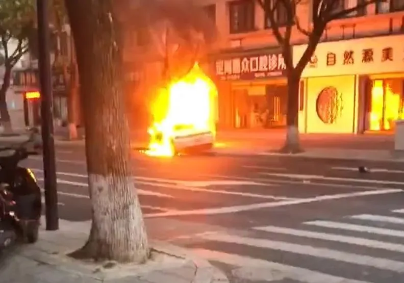 白色保時捷撞路樹後爆炸燒成火球(圖/翻攝微博)