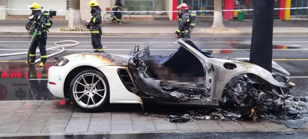 車體幾乎成為一團廢鐵(圖/翻攝微博)