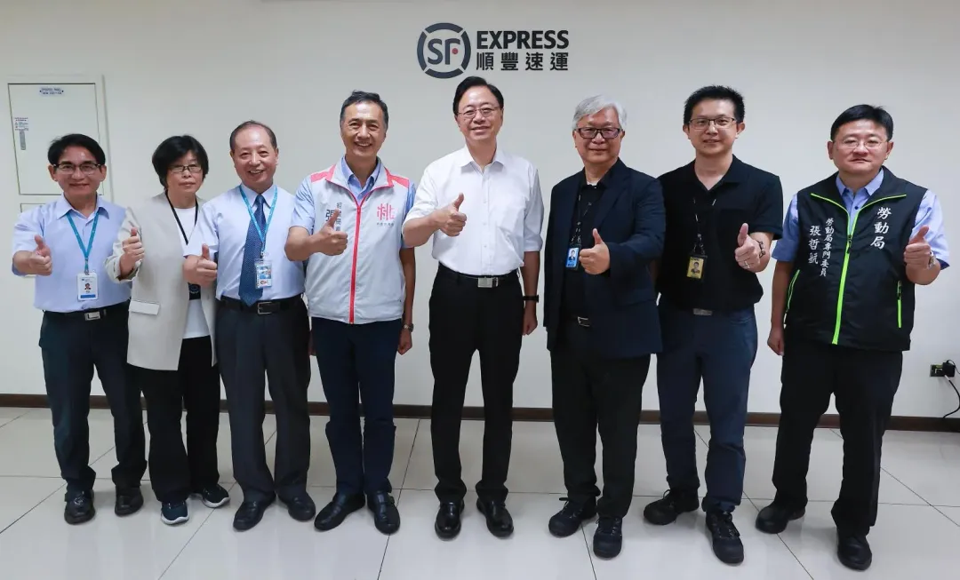 桃園市長張善政參訪台灣順豐全自動化轉運中心，肯定企業投入AI智慧物流科技與應用。（圖／台灣順豐提供）