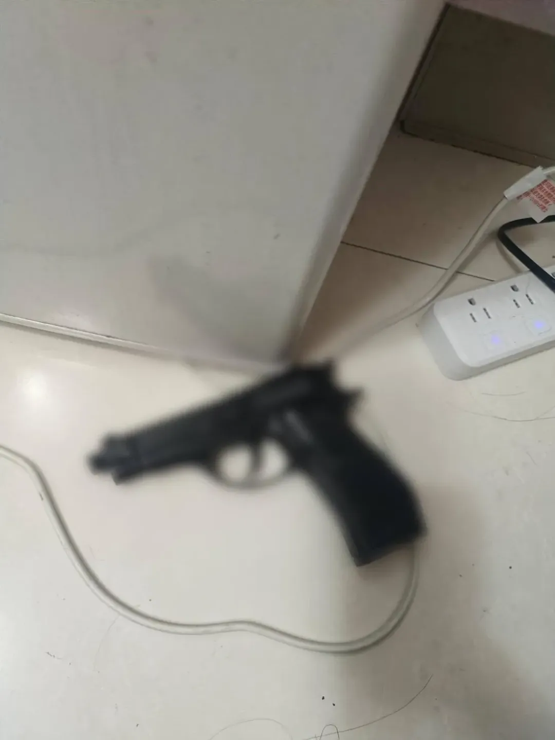30歲賴姓男子到醫院就醫時,稱自己遭不明人士開槍襲擊,導致頭部及身體有多處中槍。(圖/翻攝畫面)