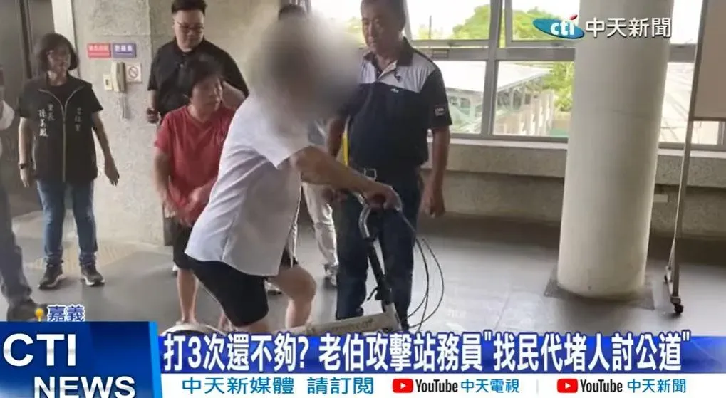 施暴老翁在火車站內騎腳踏車挑釁。(圖/中天新聞)
