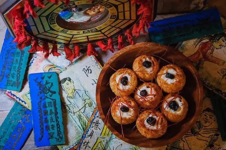 印度街頭小吃「脆球」經過巧手改造成「茅山天眼」，吃的時候彷彿有一個個眼睛正盯著你。（圖／翻攝自Facebook@Funtasty 有趣市集）