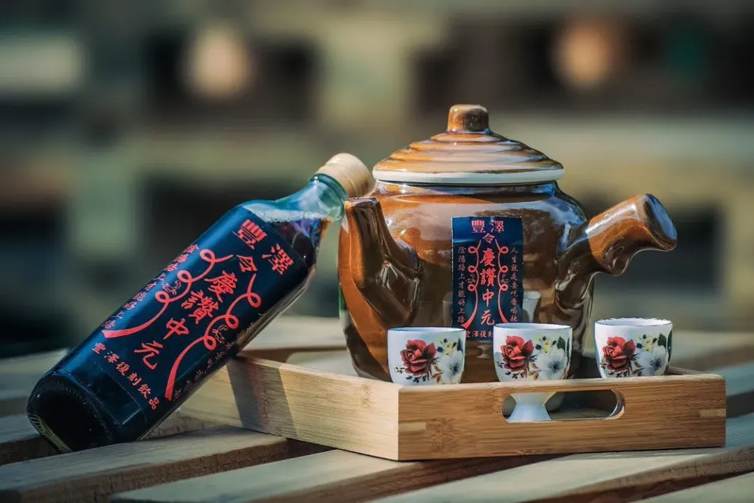 「豐澤復刻飲品」以天然鮮果與手熬桂花蜜作為基底，打造出獨具風味的復刻飲品。這次市集更推出限定款「一壺醉倒陰陽路」，復古陶壺盛裝讓大家彷彿與好兄弟們置身陰陽路上，共飲這份酸甜交織。（圖／翻攝自Facebook@Funtasty 有趣市集）