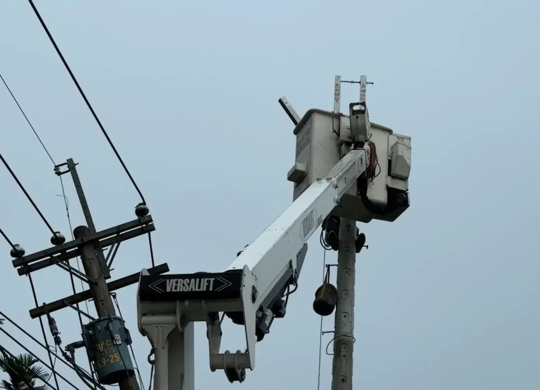 電線桿遭撞斷導致東光村約431戶停電,台電人員進行搶修。(圖/翻攝畫面)