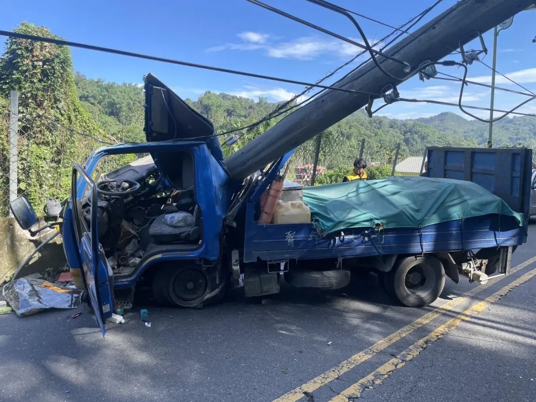 南投縣魚池鄉縣道14日發生施姓男駕駛開車途中「撿奶茶」,車輛失控撞斷電線桿。(圖/翻攝畫面)