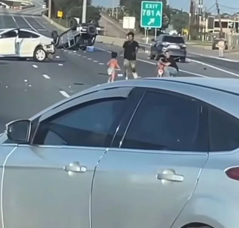 有好心駕駛停車趕緊上前保護幼童（圖／翻攝X）