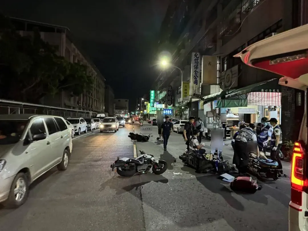 高雄市一對母女於今(14)日晚間7時許發生車禍。(圖/翻攝畫面)