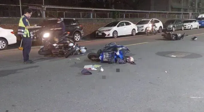 雙載母女為閃避迴轉車騎到對向車道。(圖/翻攝畫面)
