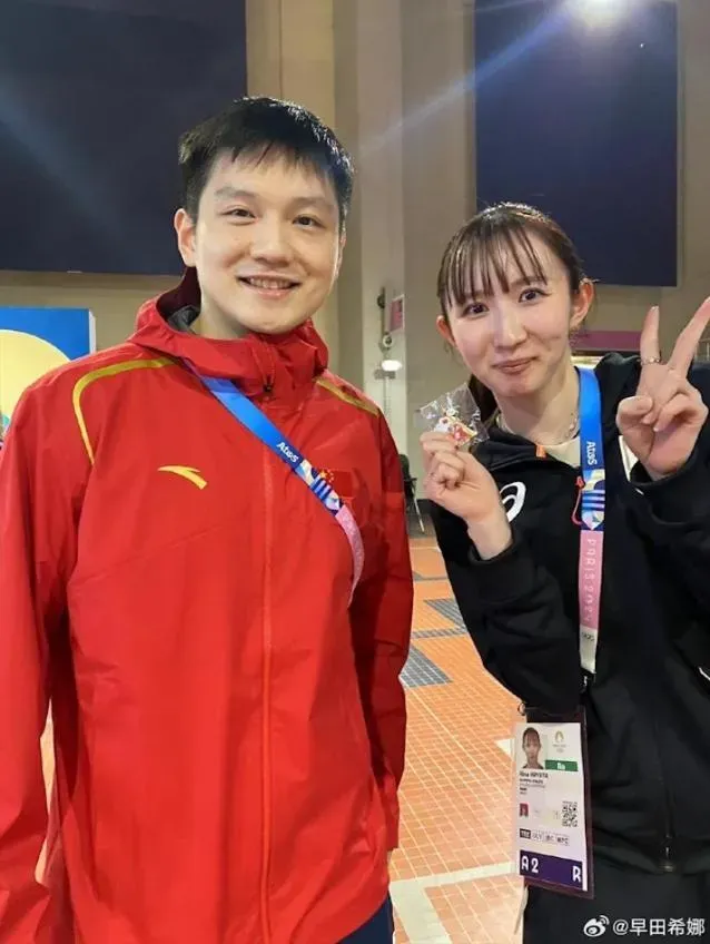 早田希娜（右）在奧運場邊與樊振東合照（圖／翻攝早田希娜微博）