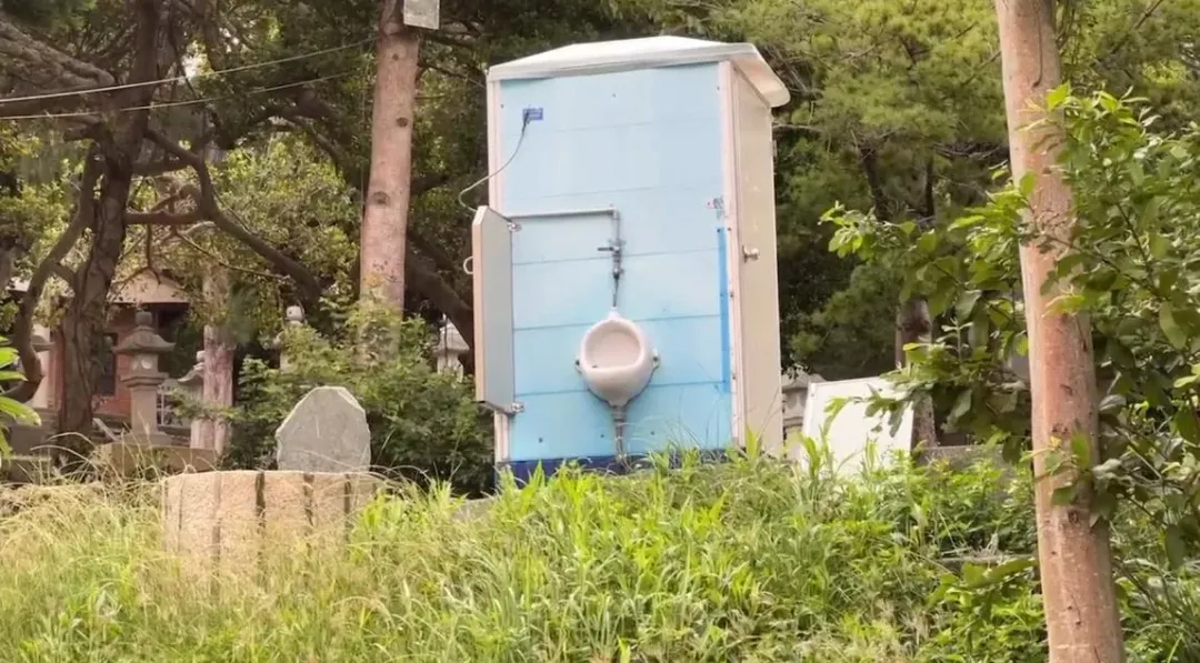 近來苗栗有民眾反映,通霄鎮虎頭山鳥居前的簡易公廁擋板掉落。(圖/中天新聞)