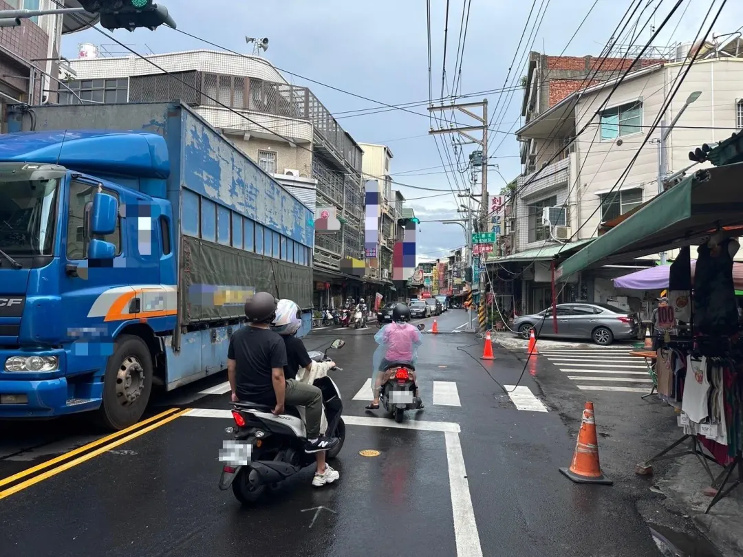 大貨車車身違規超高「扯斷網路線」。（圖／翻攝畫面）