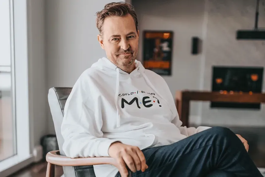 美國演員馬修派瑞(Matthew Perry)與藥物成癮問題搏鬥多年後,去年死在洛杉磯家中。(圖/翻攝自@mattyperry4)