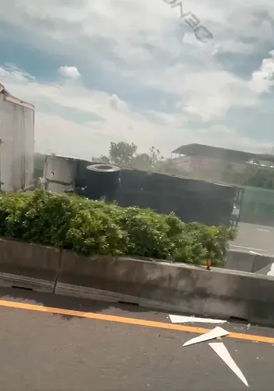 後方一輛大貨車疑因煞車不及整輛車90度翻倒在地面。（圖／記者爆料網）