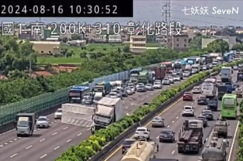 國道一號南向200k彰化路段發生車禍意外。（圖／國道即時影像）