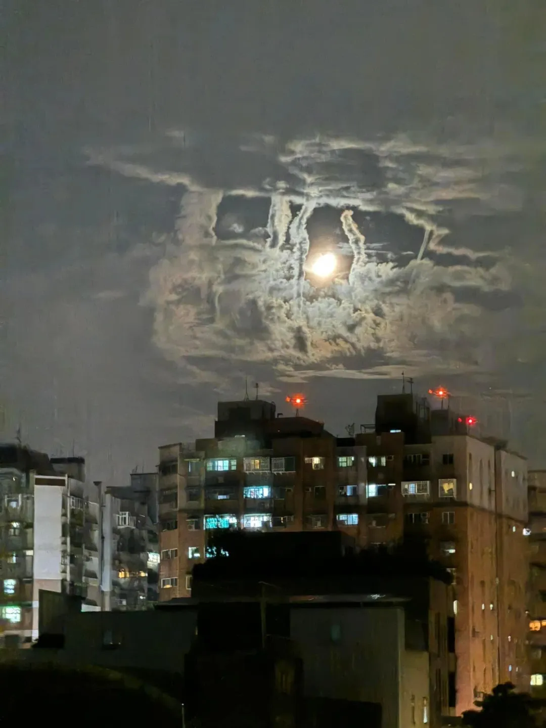 天空出現異象。(圖/我是新莊人許明偉)