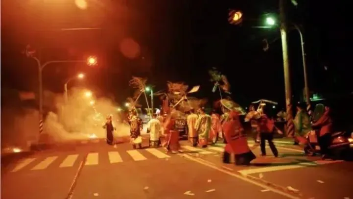 彰化市介壽里公告17日深夜送肉粽,呼籲民眾避開送煞路線。(示意圖/鄭武郎老師提供)