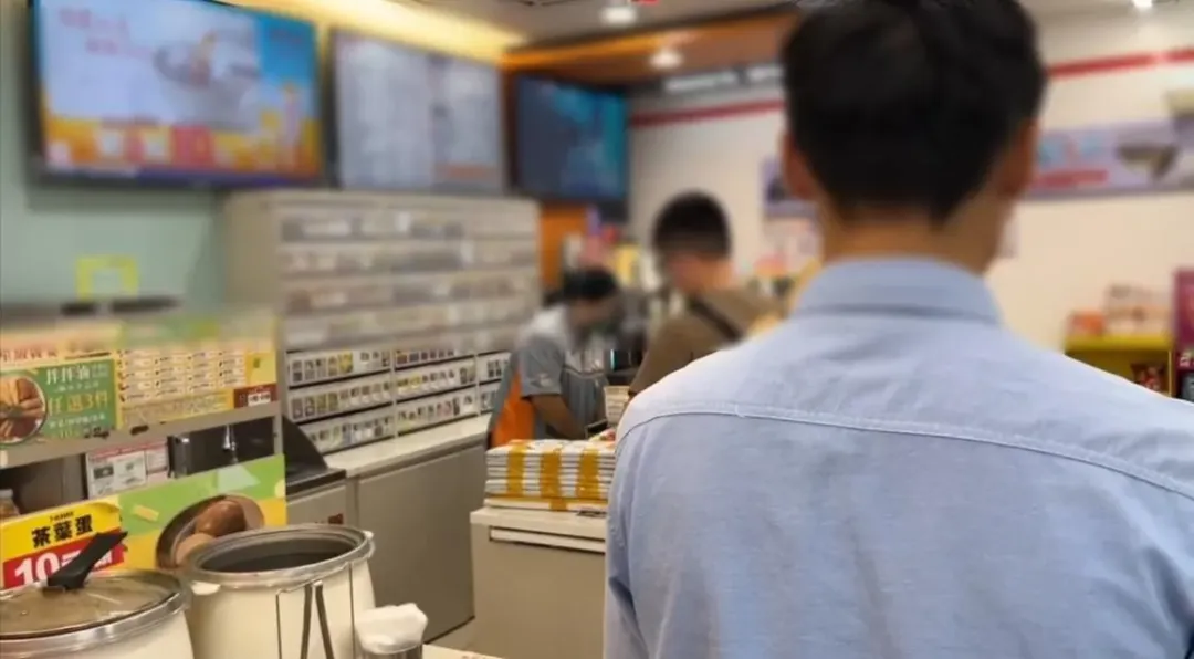 警方向上溯源追查，鎖定陳姓賣家於網路販買偽造車牌之證據。（圖／翻攝畫面）