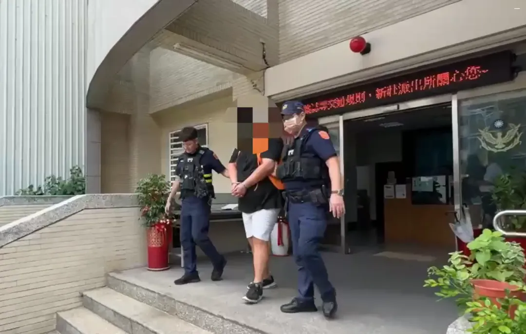 楊姓槍手在案發後冷靜前往新莊派出所投案,他並沒有槍砲相關前科。(圖/中天新聞)