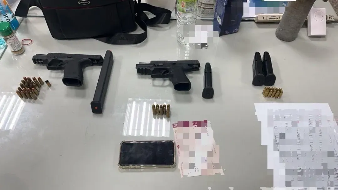 警方在楊姓槍手處查獲多把槍枝和子彈。(圖/翻攝畫面)