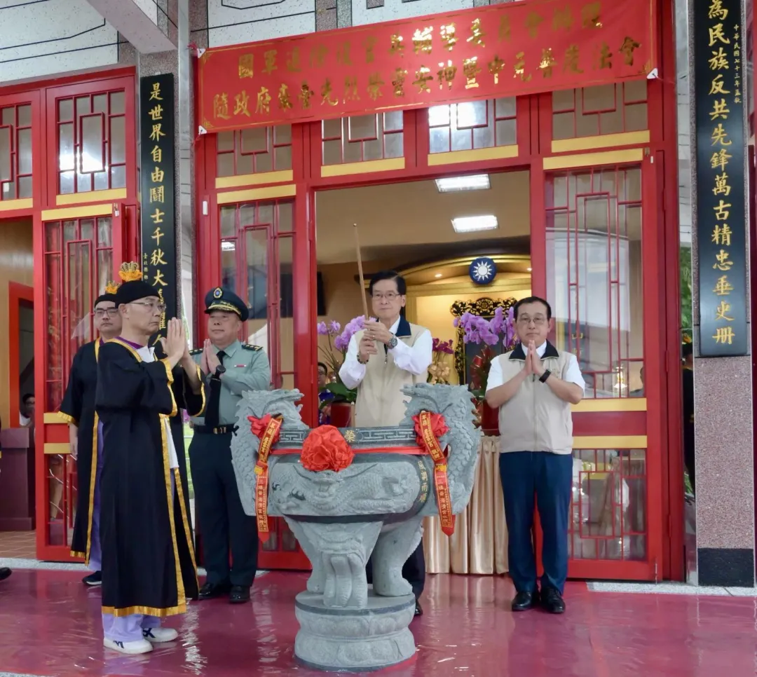 退輔會16日在台北榮家榮靈堂隆重舉辦「隨政府來台先烈榮靈安神暨中元普慶法會」,由主委嚴德發(右2)主持。(圖/退輔會提供)