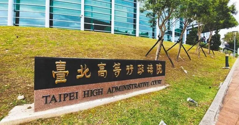 台北駕駛因未完全禮讓家人,被罰3600元 法院裁定撤銷處分。(圖/翻攝畫面)