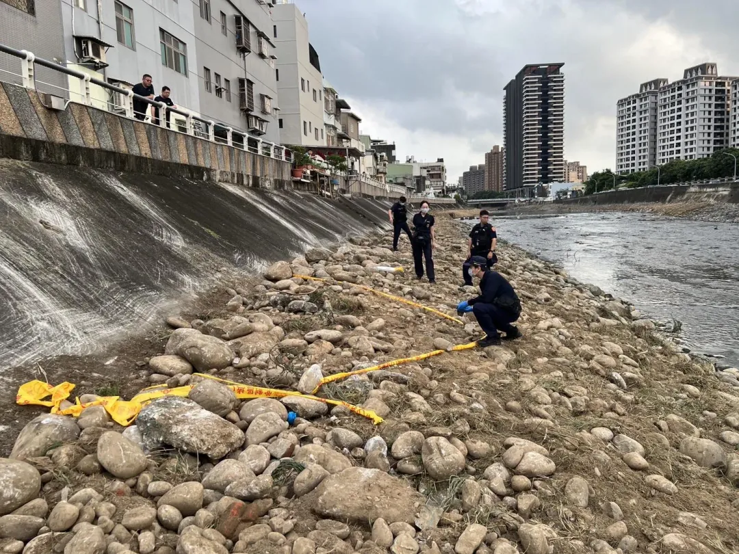 警方拉起封鎖線勸離附近圍觀民眾。（圖／桃園市警察局桃園分局提供）