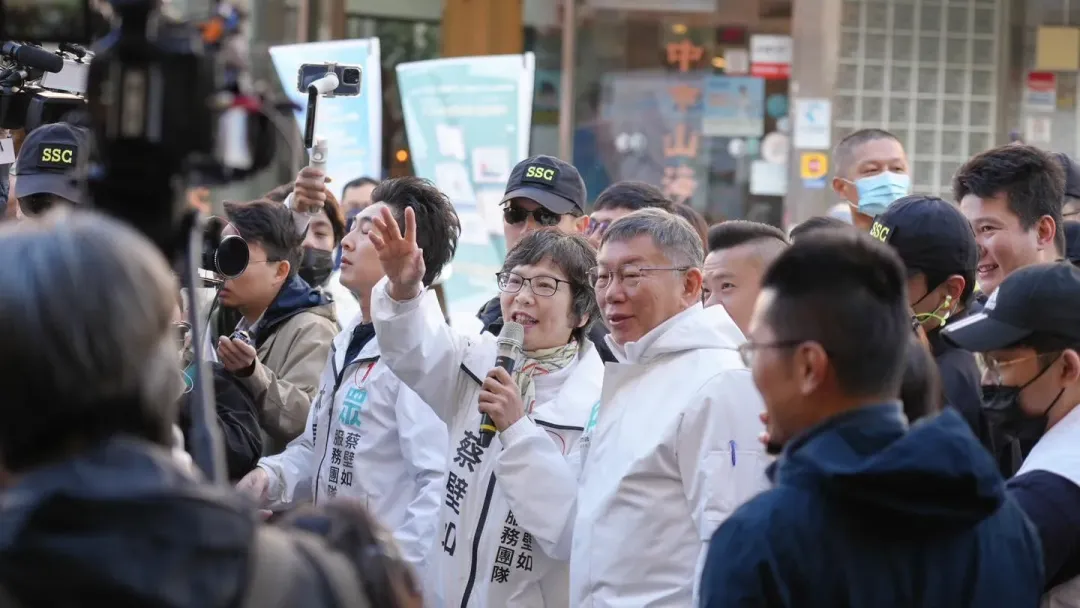 蔡壁如(左)和柯文哲(右)在車上談些什麼,引發外界關注。(圖取自蔡壁如臉書)