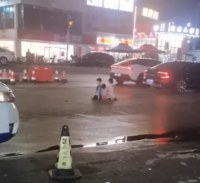 廣東佛山有3名孩童被父親逼到馬路中央罰跪(圖/翻攝微博)