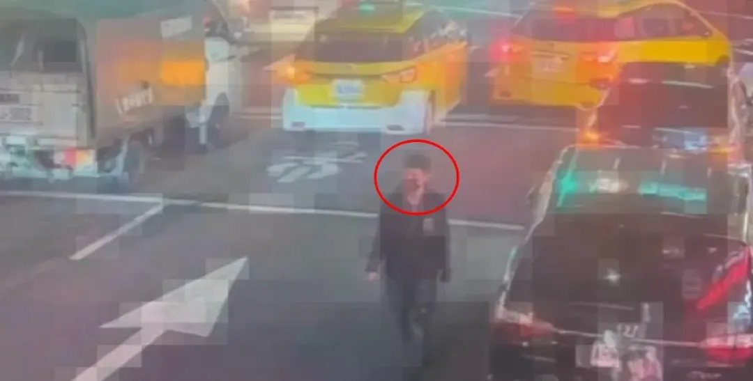 被砸的攤販老闆則稱與人有債務糾紛，曾幫友人處理10餘萬的債務。（圖／翻翻畫面）